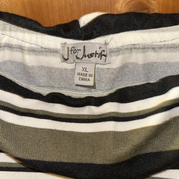 J for Justify Black and White Off-the-Shoulder Sweater - Picture 2 of 2